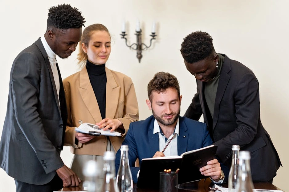 Zespół menedżerów omawiający strategię ratunkową dla firmy.